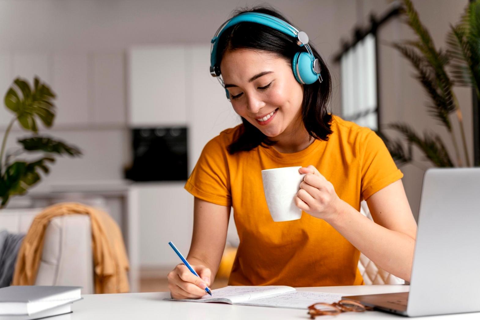 Studenti impegnati in un laboratorio di scrittura creativa